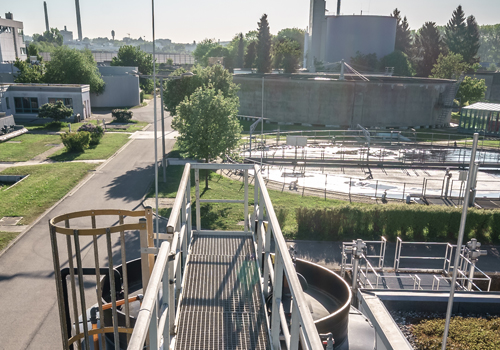 Blick auf die Kläranlage von den Fällmitteltanks