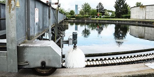 Detailansicht Nachklärbecken vier mit Räumer und Überlaufschwelle