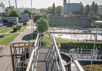 Blick vom Fällmitteltank auf die Denitrifikation