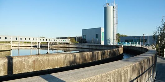 Blick über das Kombibecken in Richtung Aktivkohlesilo