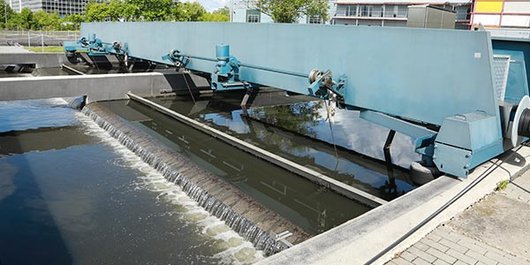 Ablauf Vorklärbecken Nr. 1 und 2 mit Räumerbrücke