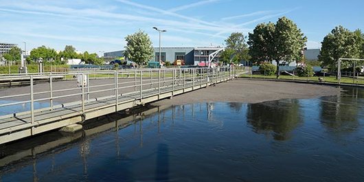 Blick auf das Denitrifikationsbecken in Richtung Betreibsgebäude